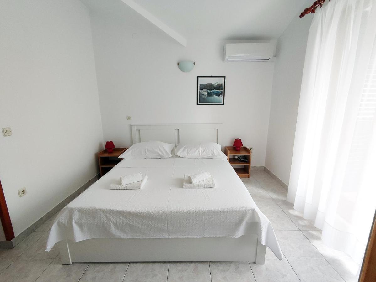 Apartments And Rooms Saric Jadrija Exterior foto